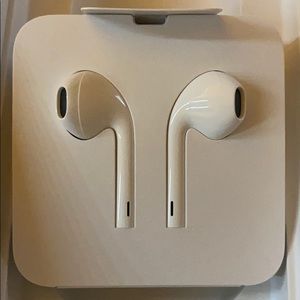 Brand new Apple earbuds